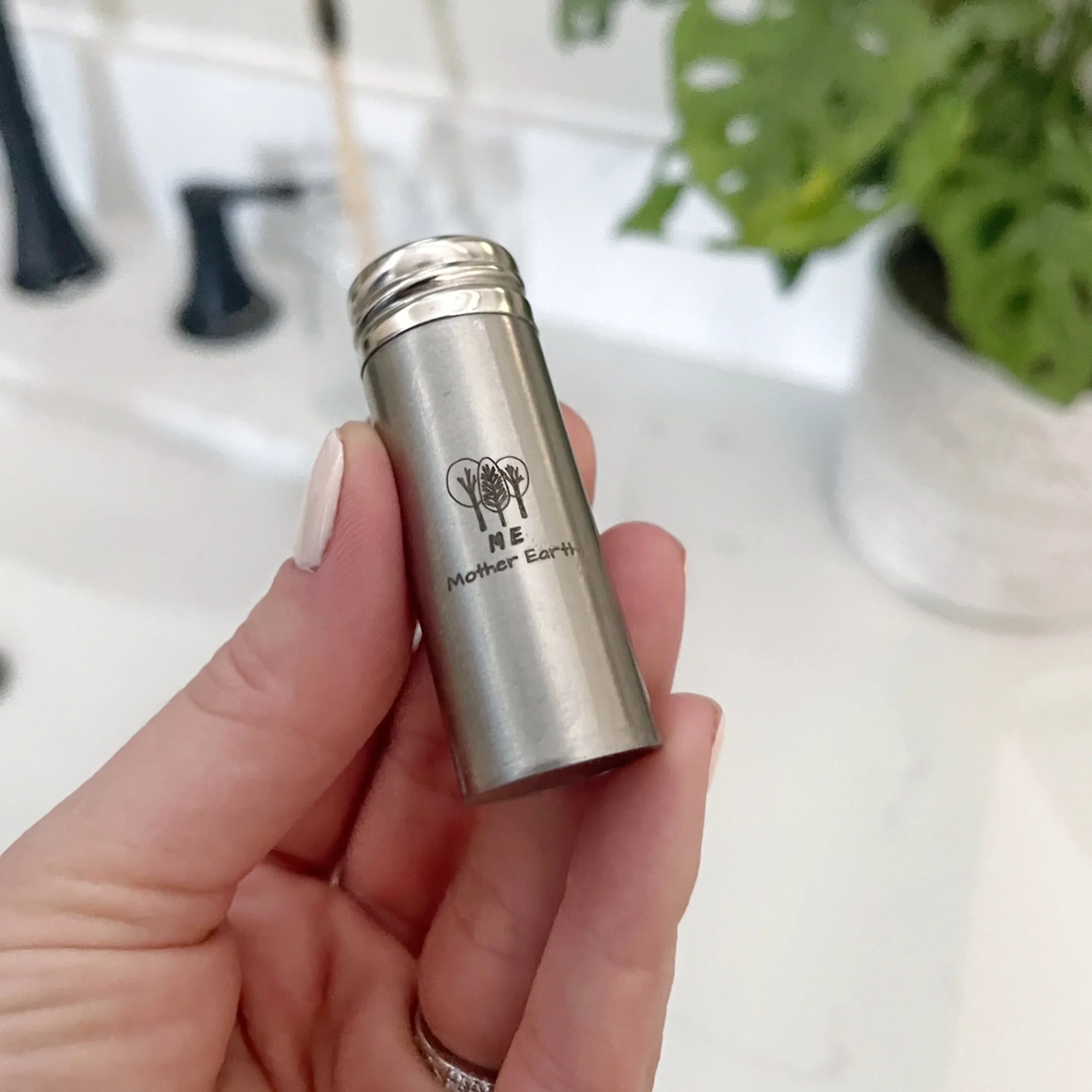 Biodegradable Charcoal Dental Floss – Refillable Stainless Steel Case - Image 2