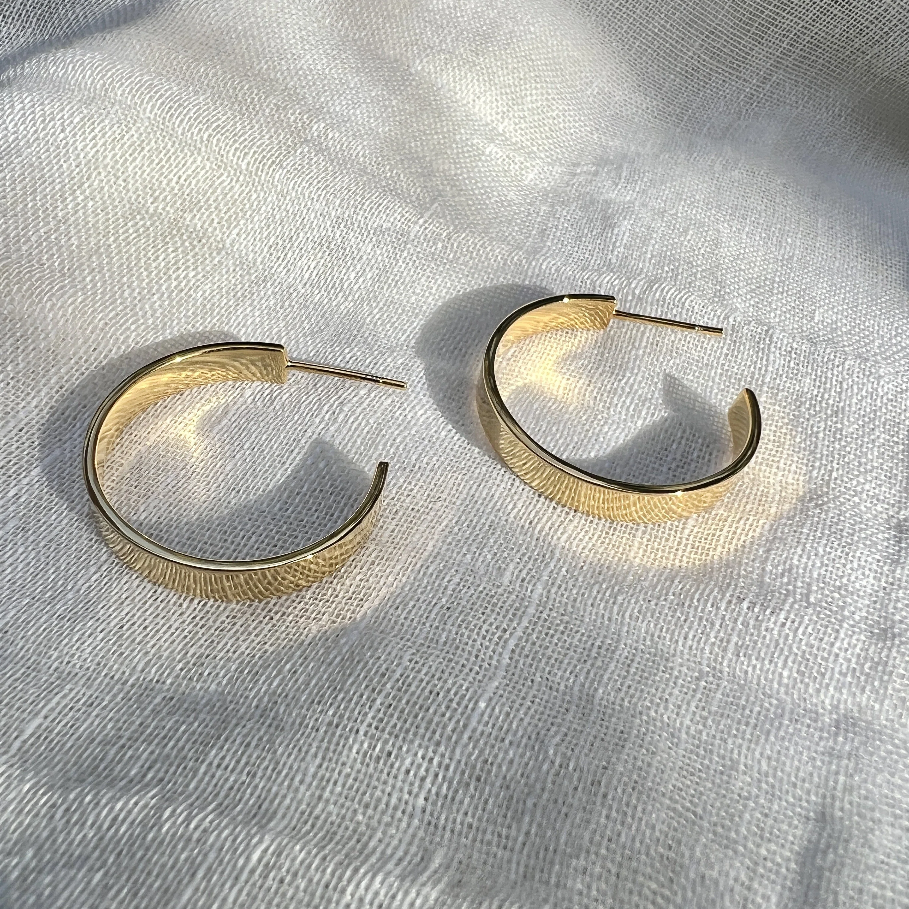 Chunky Bombshell Hoop Earrings - Image 3