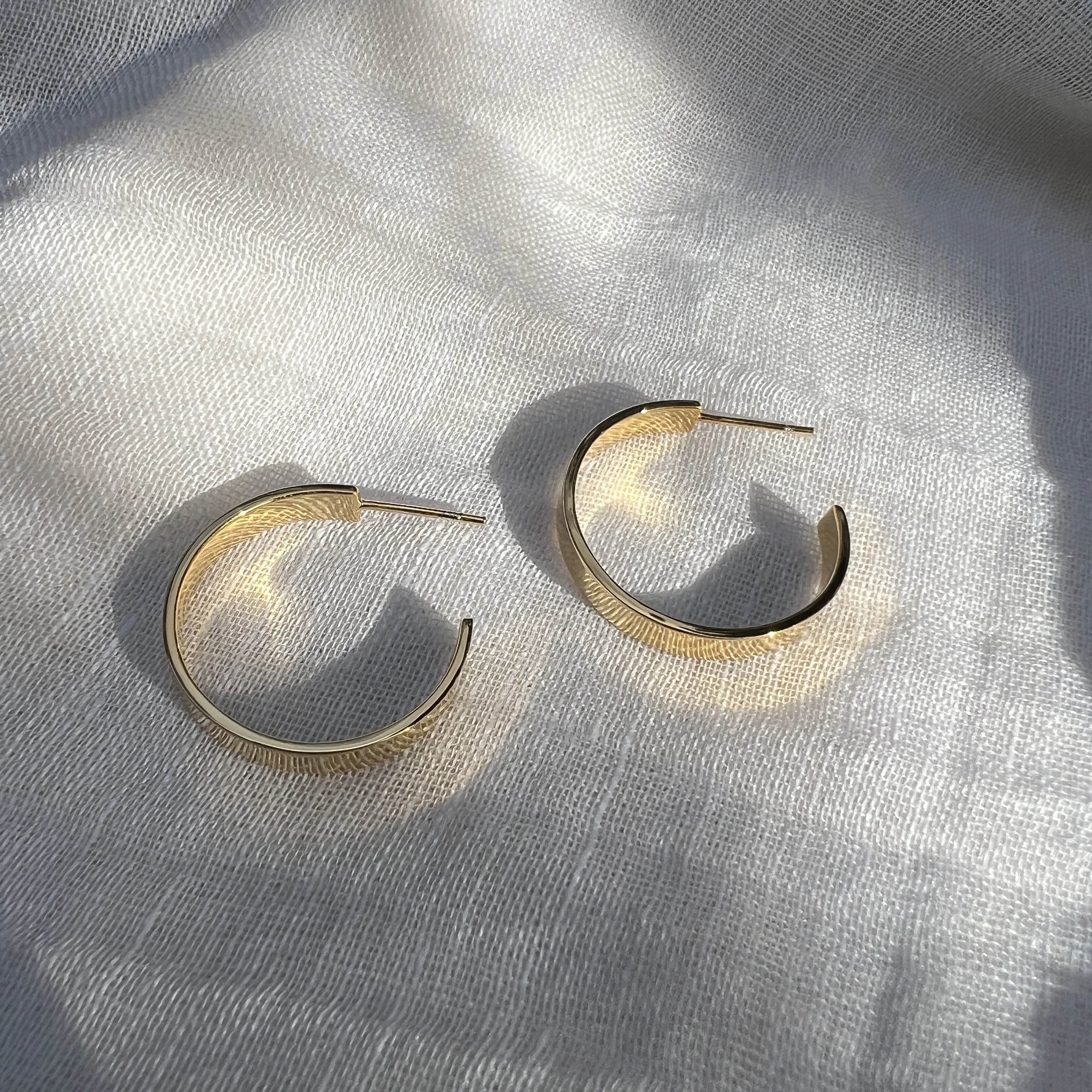 Chunky Bombshell Hoop Earrings - Image 4