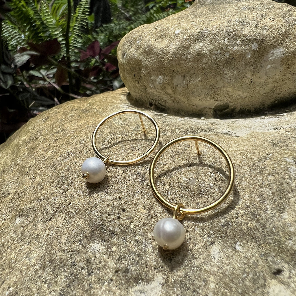 Circle Freshwater Pearl Earrings - Image 3