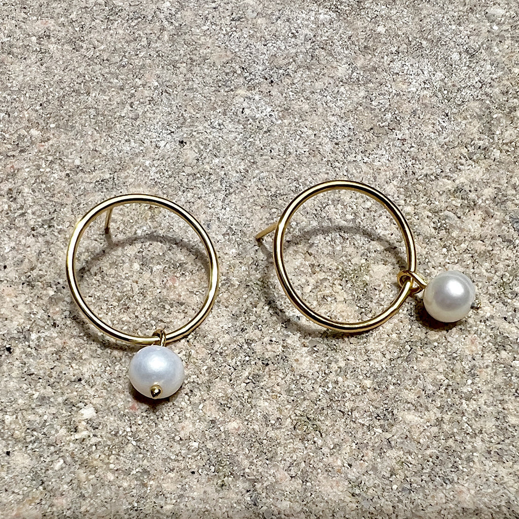 Circle Freshwater Pearl Earrings - Image 4
