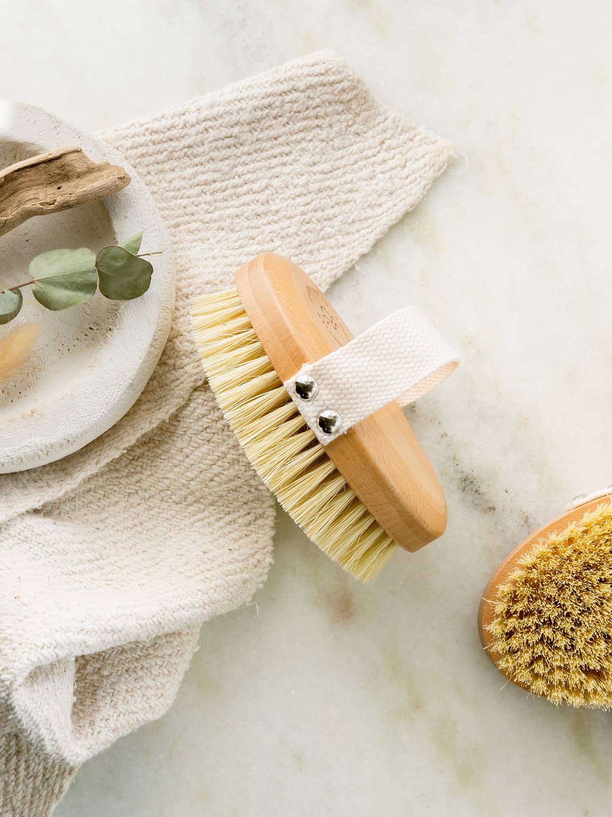 Eco-Friendly Oval Dry Brush – Beechwood & Sisal Bristles - Image 2