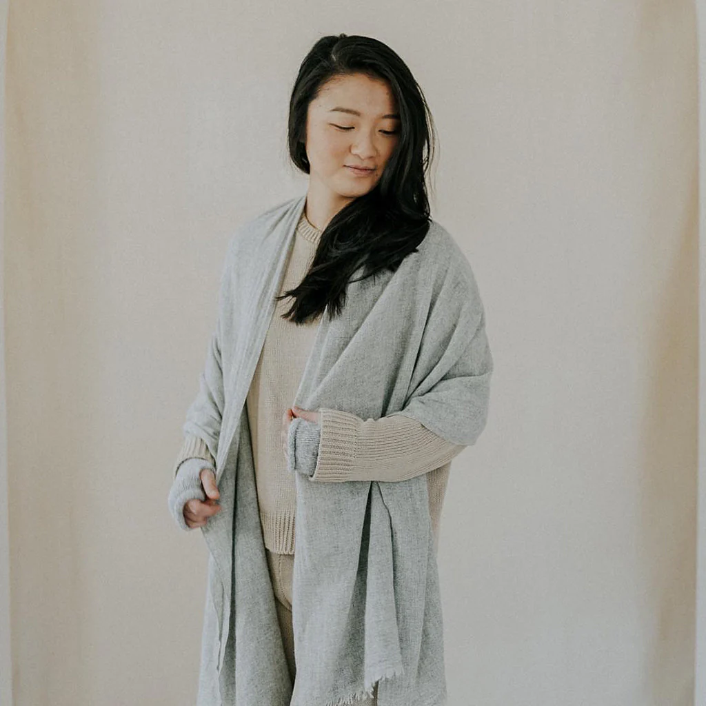 Heathered Gray Handloom Cashmere Scarf - Image 4