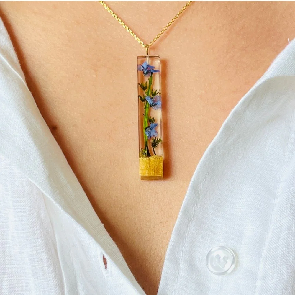 Resin Bar Pendant Necklace with Palo Santo and Forget-me-not Flowers - Image 2