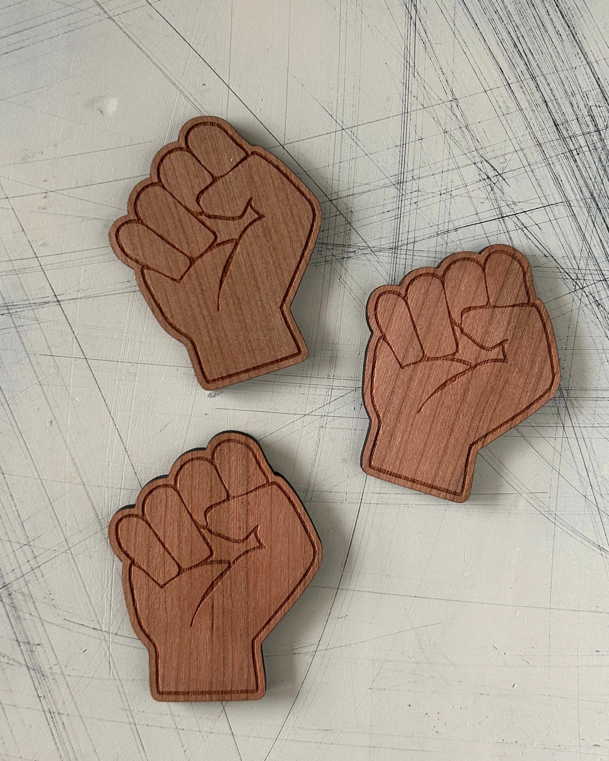 Resist fist wood magnet - Image 4
