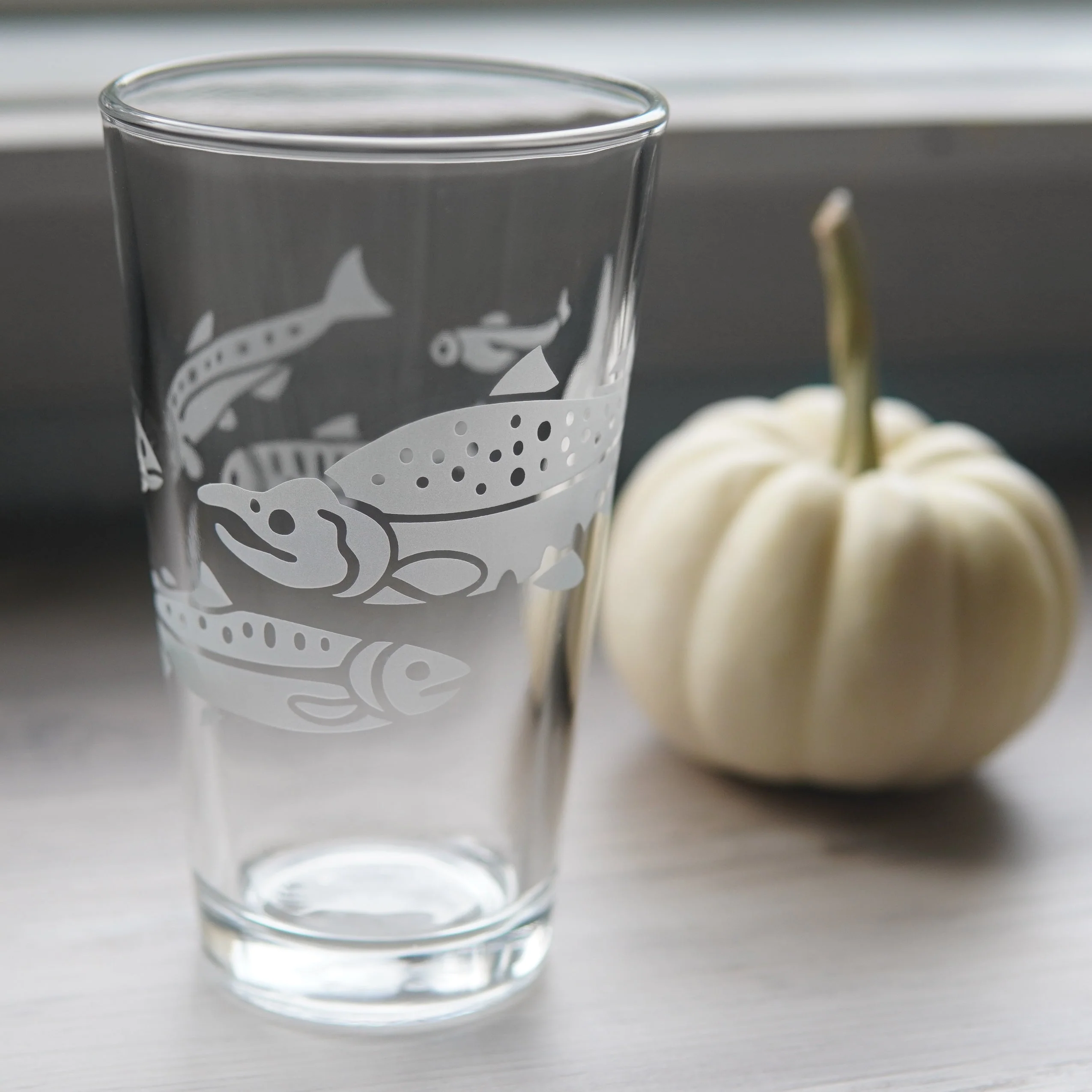 Salmon Pint Glass - etched fish glassware - Image 4