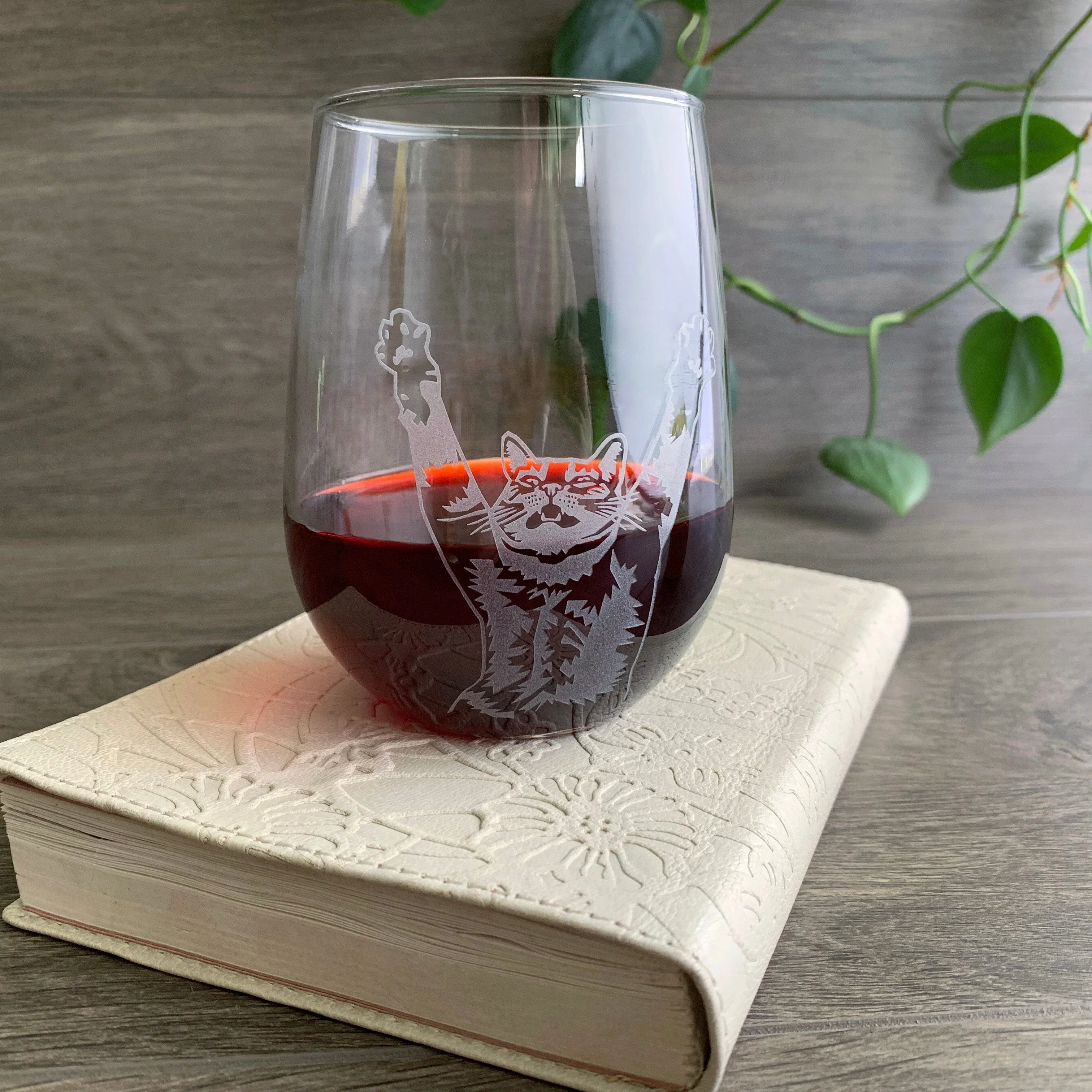 Stretch Cat Stemless Wine Glass - etched glassware - Image 5