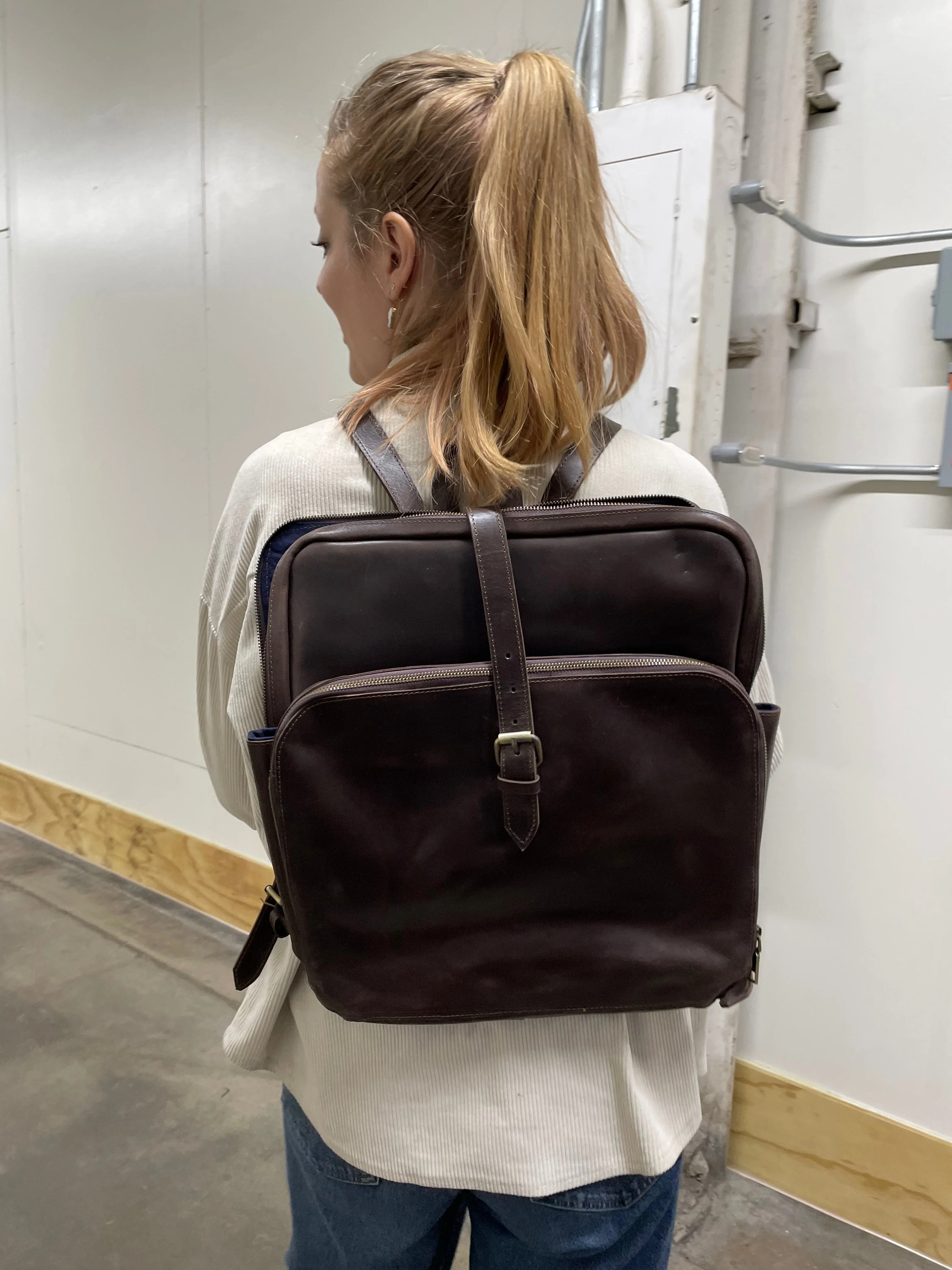 Voyager Leather Backpack - Image 10